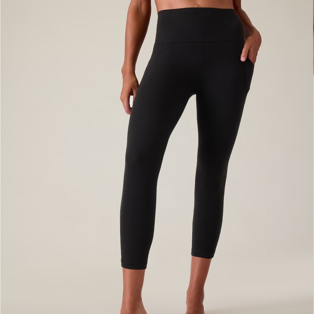 Athleta Capri Leggings in Black- Salutation Stash Pockets